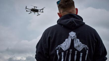 Ein Ingenieur beobachtet eine ukrainische Quadcopter-Drohne an einem ungenannten Ort in der Ukraine.