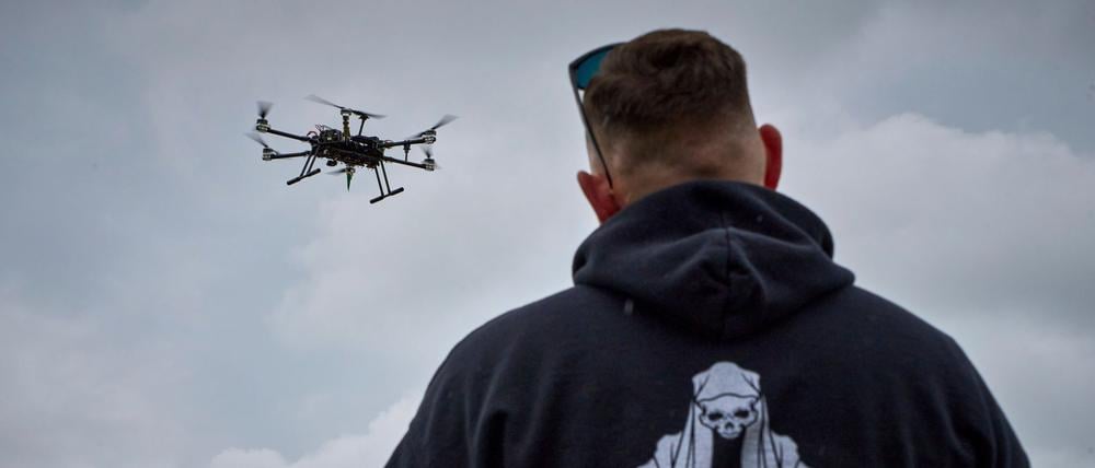 Ein Ingenieur beobachtet eine ukrainische Quadcopter-Drohne an einem ungenannten Ort in der Ukraine.