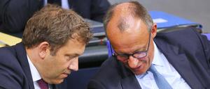 Bundesminister der Finanzen, Lars Klingbeil, und Bundeskanzler Friedrich Merz im Bundestag.