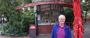 Bernd Hasenecker betreibt den Imbisskiosk auf dem Savignyplatz in Berlin-Charlottenburg.