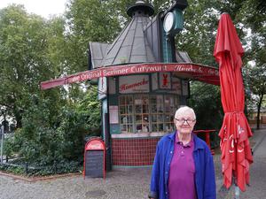 Bernd Hasenecker betreibt den Imbisskiosk auf dem Savignyplatz in Berlin-Charlottenburg.