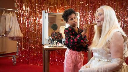 Demenzkranke und Grundschulkinder spielen im Berliner Pflegeheim "Am Kreuzberg" zusammen Theater.