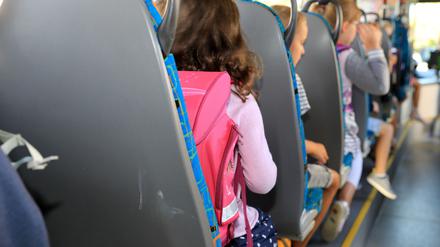 Viele Kinder nehmen im ländlichen Brandenburg mit dem Bus ihren Schulweg auf sich. (Archivbild)