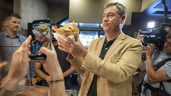 CSU-Chef Markus Söder - hier mit einem Döner - gilt als Instagram-Größe im Politikbetrieb.