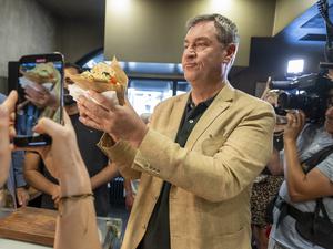 CSU-Chef Markus Söder - hier mit einem Döner - gilt als Instagram-Größe im Politikbetrieb.