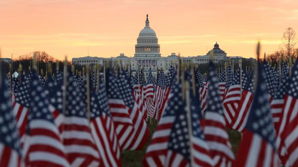 Das Kapitol in Washington mit US-Flaggen im Vordergrund (Archivbild von 2021).