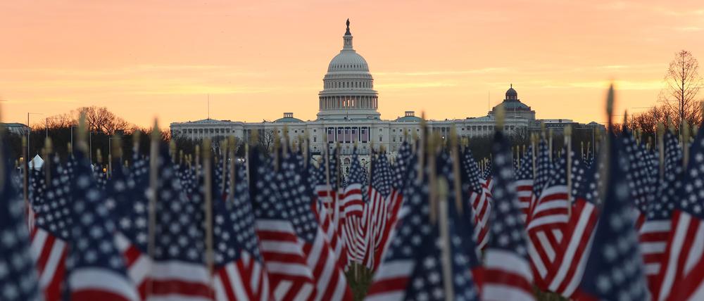 Das Kapitol in Washington mit US-Flaggen im Vordergrund (Archivbild von 2021).