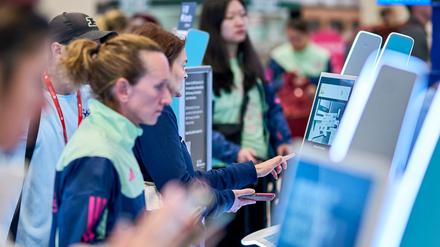 Ein Fluggast am Self-Check-in-Schalter im Terminal 1 des Flughafens Berlin Brandenburg. Nach einem breit angelegten Cyberangriff auf europäische Flughäfen bekommen Passagiere die Auswirkungen auch am Montag noch zu spüren. 