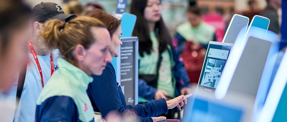 Ein Fluggast am Self-Check-in-Schalter im Terminal 1 des Flughafens Berlin Brandenburg. Nach einem breit angelegten Cyberangriff auf europäische Flughäfen bekommen Passagiere die Auswirkungen auch am Montag noch zu spüren.