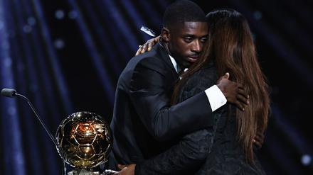 Mutter und Sohn: Ousmane Dembélé denkt nach dem Gewinn des Ballon d'Or an seine Familie.