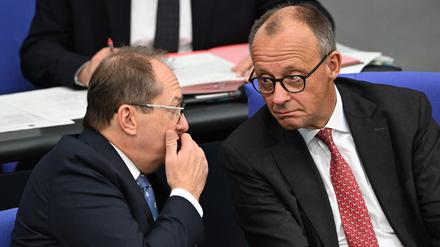 Bundesinnenminister Alexander Dobrindt und Bundeskanzler Friedrich Merz am 17. September auf der Regierungsbank im Deutschen Bundestag.