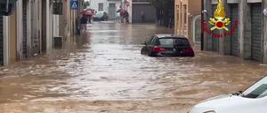 In der Stadt Cabiate zwischen Mailand und dem Comer See fließt das Wasser kniehoch durch die Straßen.