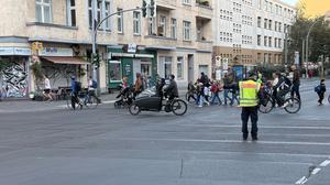 Die Polizei regelt den Verkehr vor der Zille-Grundschule in Friedrichshain. 