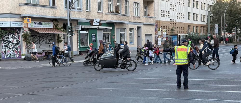 Die Polizei regelt den Verkehr vor der Zille-Grundschule in Friedrichshain. 