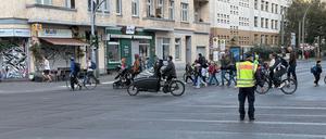 Die Polizei regelt den Verkehr vor der Zille-Grundschule in Friedrichshain. 