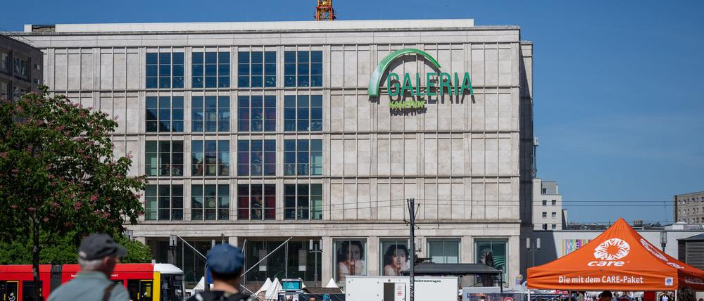 Die rund 350 Beschäftigten des Galeria-Standorts am Alexanderplatz haben für ein weiteres Jahr Gewissheit. (Archivbild)