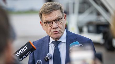 Johann Wadephul CDU, Bundesaußenminister,vor dem Abflug zur UN Generalversammlung anch New York