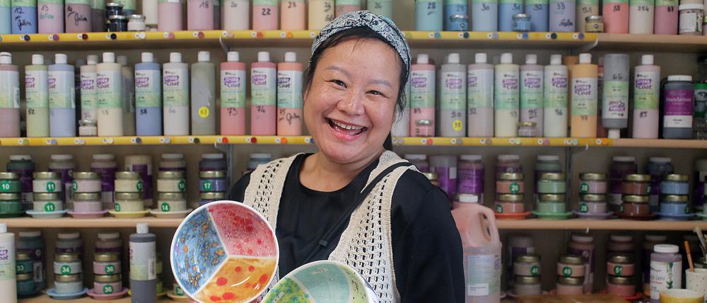 Namy Nguyen hat 2024 das Keramikmalstudio in Berlin-Kaulsdorf übernommen und mag die kreative Arbeit mit ihren Kunden.