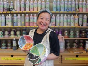 Namy Nguyen hat 2024 das Keramikmalstudio in Berlin-Kaulsdorf übernommen und mag die kreative Arbeit mit ihren Kunden.