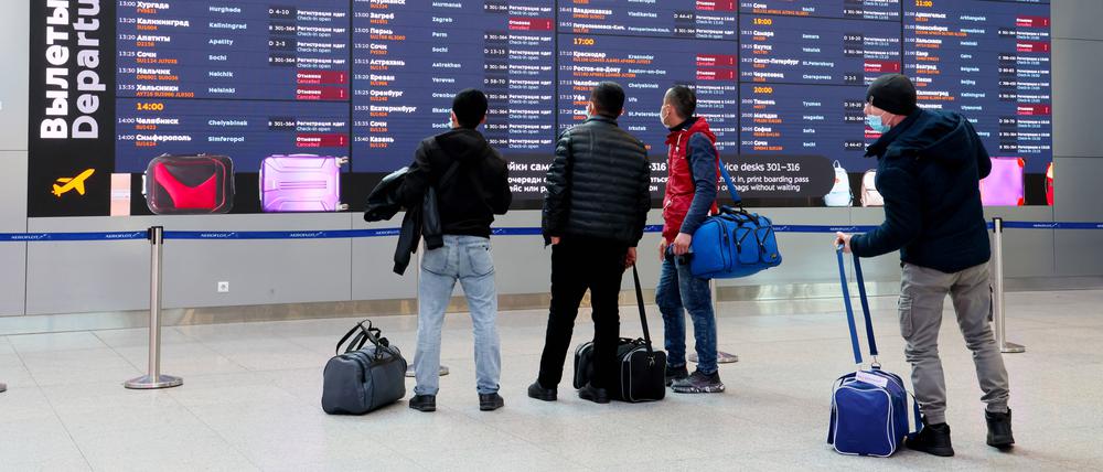 Reisende betrachten eine Abflugtafel mit annullierten Flügen am internationalen Flughafen Scheremetjewo.