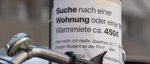 Bei der Wohnungssuche reichen 450 Euro für die Miete oft nicht aus.