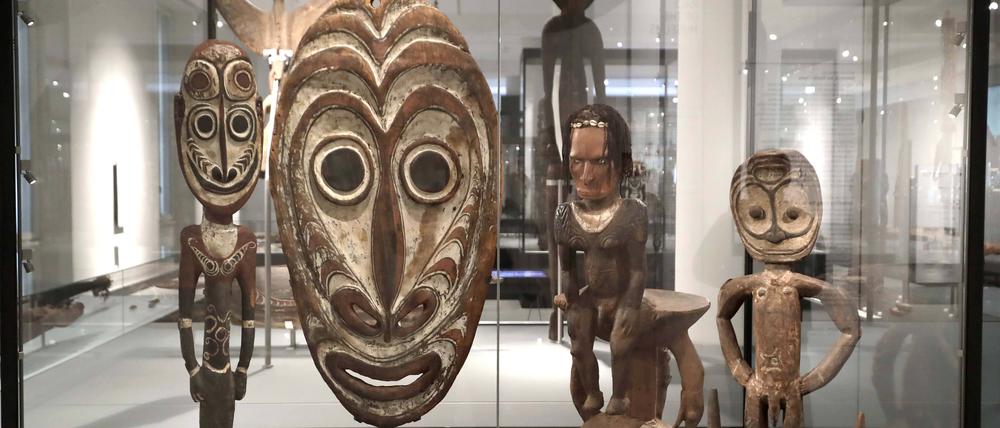 Artefakte, die in der Kolonialzeit afrikanischen Völkern entwendet wurden, im Ethnologischen Museum im Humboldt Forum Berlin. Aus der Ausstellung „Sammeln in der Kolonialzeit“.