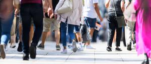 Passanten gehen über die Königstraße.