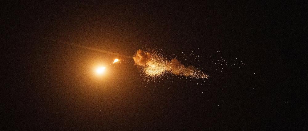 Die ukrainische Luftabwehr fängt eine Shahed-Drohne ab, während eines russischen Luftangriffs auf die Hauptstadt in Kiew.