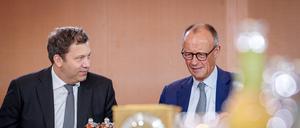 Lars Klingbeil (l., SPD), Bundesminister der Finanzen, Vizekanzler und SPD-Bundesvorsitzender, und Bundeskanzler Friedrich Merz (CDU) nehmen an der Sitzung des Bundeskabinetts im Bundeskanzleramt teil.