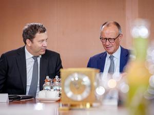 Lars Klingbeil (l., SPD), Bundesminister der Finanzen, Vizekanzler und SPD-Bundesvorsitzender, und Bundeskanzler Friedrich Merz (CDU) nehmen an der Sitzung des Bundeskabinetts im Bundeskanzleramt teil.