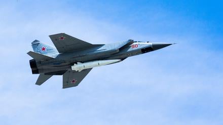 Ein Mikoyan MiG-31 Abfangjäger der russischen Luftwaffe fliegt bei der russischen Militärparade zum Tag des Sieges beladen mit einer Kh-47M2 Kinzhal Überschall-Ballistikrakete durch die Luft.