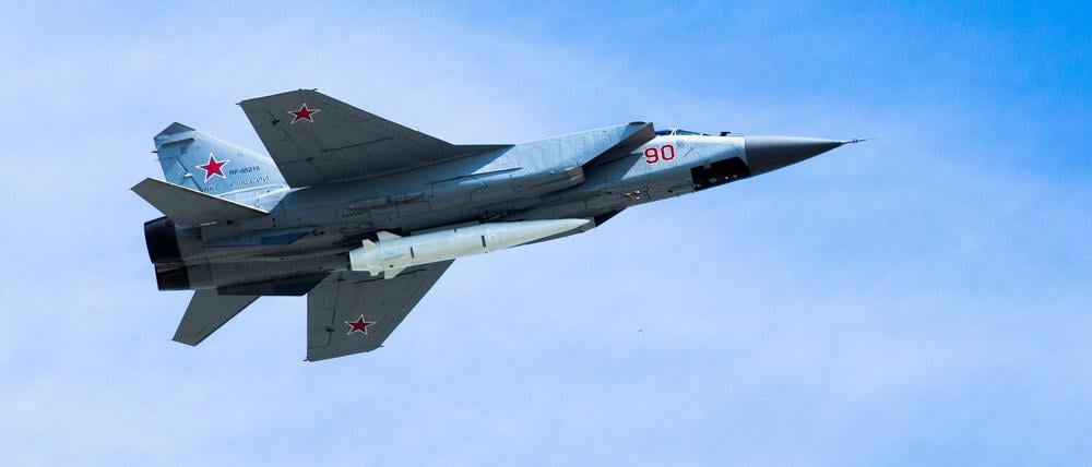 Ein Mikoyan MiG-31 Abfangjäger der russischen Luftwaffe fliegt bei der russischen Militärparade zum Tag des Sieges beladen mit einer Kh-47M2 Kinzhal Überschall-Ballistikrakete durch die Luft. 
