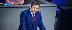 Bundesfinanzminister Lars Klingbeil (SPD) bei seiner Rede im Deutschen Bundestag.