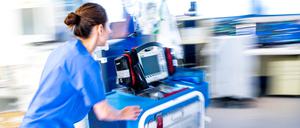 Auf der Intensivstation eines Krankenhauses brauchen Pflegefachpersonen besonderes Fachwissen.