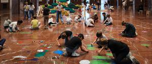 Der Japaner Ei Arakawa-Nash lädt Kinder im Münchner Haus der Kunst in seiner Installation „Mega Please Draw Freely“ dazu ein, den Marmorboden des früheren NS-Prestigebaus mit Wachsmalkreide zu verschönern. 