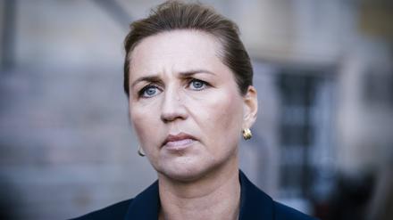Dänemarks Ministerpräsidentin Mette Frederiksen bei einer Pressekonferenz am Flughafen in Kopenhagen am 23. September 2025. 