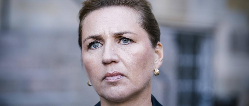 Dänemarks Ministerpräsidentin Mette Frederiksen bei einer Pressekonferenz am Flughafen in Kopenhagen am 23. September 2025. 