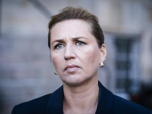 Dänemarks Ministerpräsidentin Mette Frederiksen bei einer Pressekonferenz am Flughafen in Kopenhagen am 23. September 2025. 