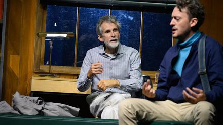 Deutsches Theater Berlin, "Der Fall McNeal" von Ayad Akhtar aus dem Englischen von Daniel Kehlmann, Premiere: 26.09.2025, Regie: András Dömötör, Bühne: Julia Plickat, Ann-Christine Müller, Kostüm: Almut Eppinger, Musik: Tamás Matkó, Video: Zsombor Czeglédi, Licht: Matthias Vogel, Dramaturgie: Karla Mäder mit: Ulrich Matthes - Jacob McNeal, Schriftsteller Julia Gräfner - Sarah Grewal, Ärztin Anja Schneider - Stephie Banic, Agentin Andri Schenardi - Harlan McNeal, Jacobs Sohn Mercy Dorcas Otieno - Natasha Braithwaite, Journalistin Evamaria Salcher - Francine Blake, ehemalige Redakteurin Copyright (C) Thomas Aurin Gleditschstr. 45, D-10781 Berlin Tel.:+49 (0)30 2175 6205 Mobil.:+49 (0)170 2933679 Veröffentlichung nur gegen Honorar zzgl. 7% MWSt. und Belegexemplar Steuer Nr.: 11/18/213/52812, UID Nr.: DE 170 902 977 Commerzbank, BLZ: 810 80 000, Konto-Nr.: 316 030 000 SWIFT-BIC: DRES DE FF 810, IBAN: DE07 81080000 0316030000