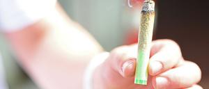 Junge Erwachsene greifen einer neuen Studie zufolge häufiger zu Cannabis als früher. (Illustration)