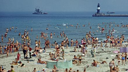 Wimmelbild Warnemünde: Der Strand mit FDGB-Urlaubern und Tagesgästen zu DDR-Zeiten. 