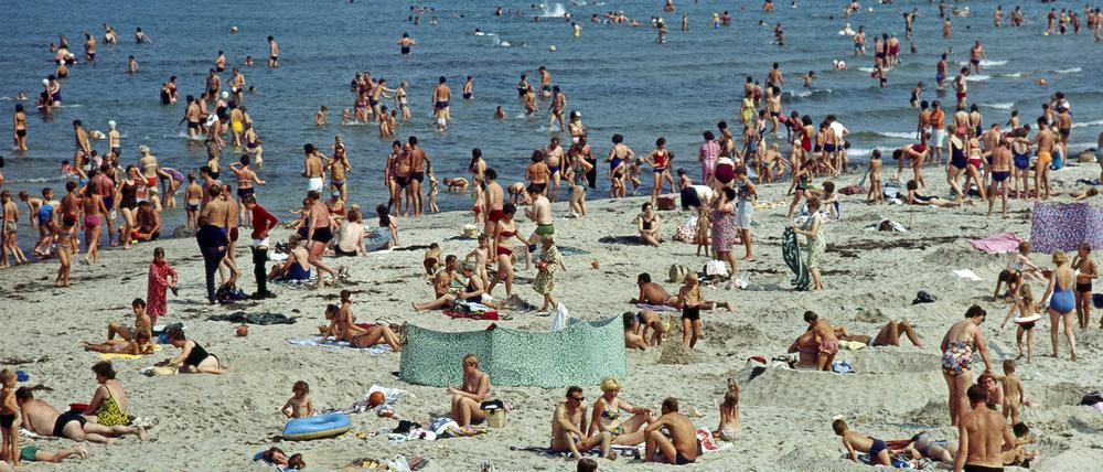Wimmelbild Warnemünde: Der Strand mit FDGB-Urlaubern und Tagesgästen zu DDR-Zeiten. 
