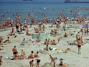 Wimmelbild Warnemünde: Der Strand mit FDGB-Urlaubern und Tagesgästen zu DDR-Zeiten. 