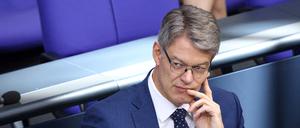 Unter Druck: Verkehrsminister Patrick Schnieder (CDU) hat die Hausmacht der EVG bei der Bahn ignoriert.