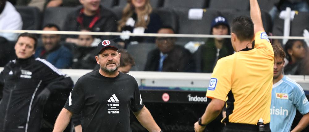 Steffen Baumgart sieht in einer hektischen Schlussphase Rot.