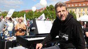 Arne Schmitt bei einer Kundgebung gegen die Corona-Maßnahmen in Magdeburg.