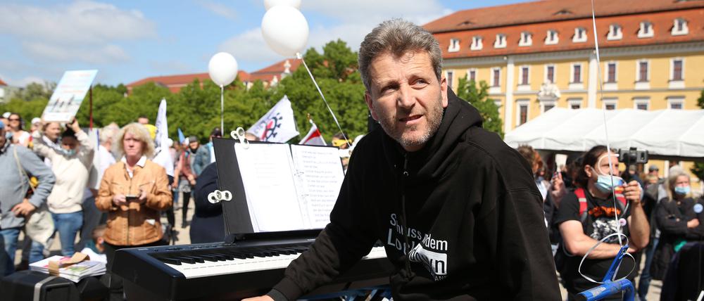Querdenker Arne Schmitt während einer Kundgebung auf dem Domplatz in Magdeburg 2021