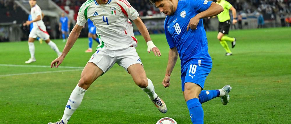 Israels Fußballer um Manor Solomon (r) sollen nach dem Willen von UN-Experten von internationalen Turnieren ausgeschlossen werden.