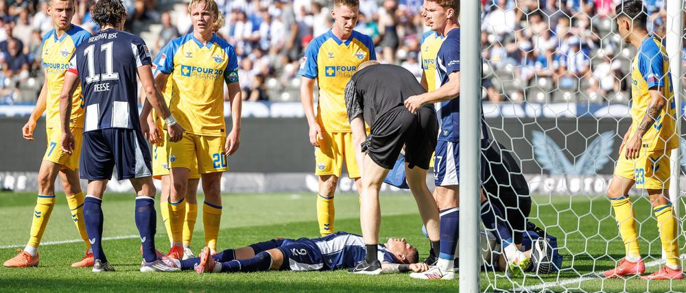 Der Herthaner Dawid Kownacki (m, liegend) konnte schon wieder individuell trainieren.