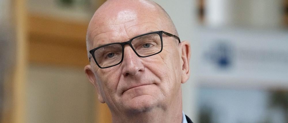 Ein chinesisches Unternehmen überlegt, in Brandenburg Luxus-E-Autos zu bauen. Ministerpräsident Woidke bestätigt Gespräche - doch Details bleiben geheim. 